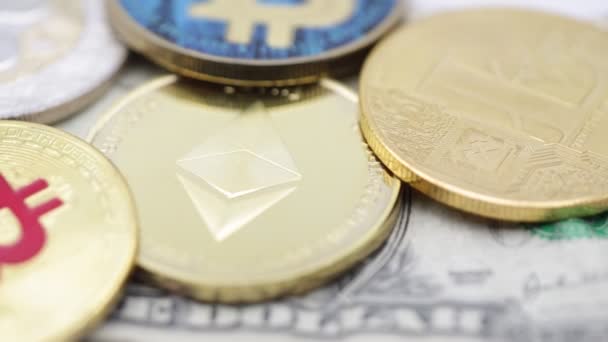 Bitcoins Billets Froissés Dollars Sur Fond Blanc Comme Concept Argent — Video