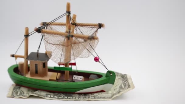 Oude Houten Model Van Boot Verfrommeld Dollar — Stockvideo