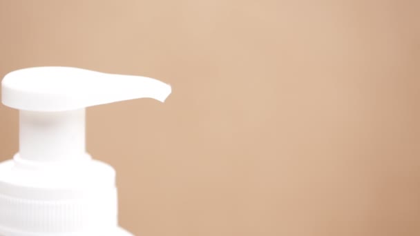 Kahverengi Arka Plan Üzerinde Sabunluk Basarak Adam Kırpılmış Görünümü — Stok video