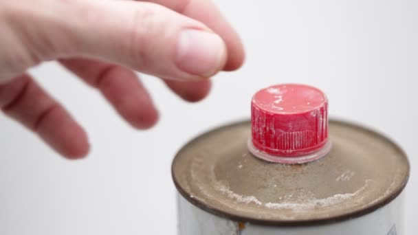 Persona Abriendo Vieja Botella Metal Sucio Oxidado Fondo Blanco Espacio — Vídeo de stock