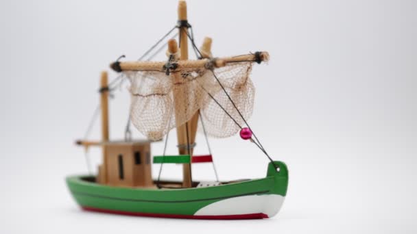 白い背景にボートの古い木製のモデル — ストック動画