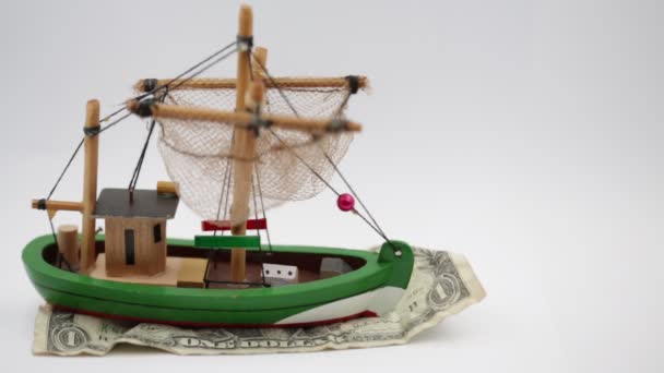 くしゃくしゃのドル上のボートの古い木製モデル — ストック動画