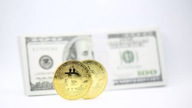 buruşuk Doları para ve kavramı sorun ve gelecekteki gibi farklı bitcoin arka plan bulanık