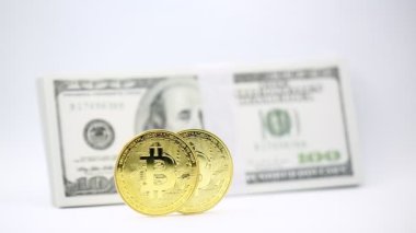 bitcoins ve beyaz arka plan üzerinde dolar banknotlar, para ve yatırım kavramı gibi