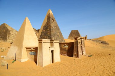 çöl ortasında siyah firavunlar, antik Afrika sudan meroe piramitleri