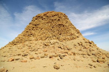 Afrika Sudan'daki napata karima antik piramitler çöl ortasında siyah firavunlar,