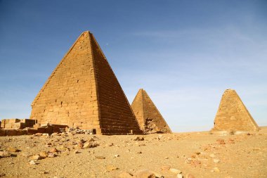 Afrika Sudan'daki napata karima antik piramitler çöl ortasında siyah firavunlar,