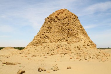 Afrika Sudan'daki napata karima antik piramitler çöl ortasında siyah firavunlar,