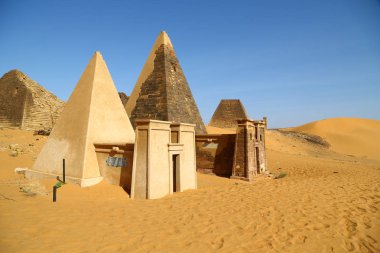 çöl ortasında siyah firavunlar, antik Afrika sudan meroe piramitleri