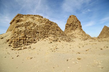 Afrika Sudan'daki napata karima antik piramitler çöl ortasında siyah firavunlar,