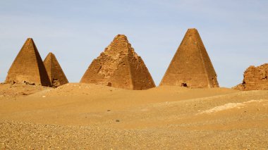 Afrika Sudan'daki napata karima antik piramitler çöl ortasında siyah firavunlar,