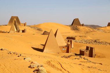 çöl ortasında siyah firavunlar, antik Afrika sudan meroe piramitleri
