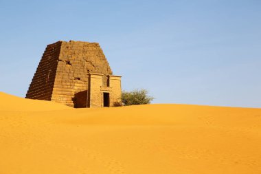 çöl ortasında siyah firavunlar, antik Afrika sudan meroe piramitleri