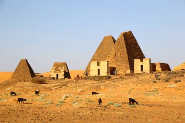 çöl ortasında siyah firavunlar, antik Afrika sudan meroe piramitleri