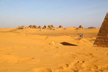 Sudan, Meroe-Aralık 2018--antika harabe kimliği belirsiz kişi dolaylarında