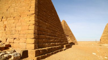 Afrika Sudan'daki napata karima antik piramitler çöl ortasında siyah firavunlar,