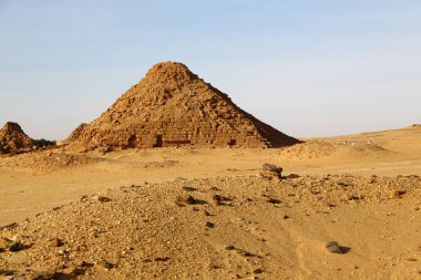 Afrika Sudan'daki napata karima antik piramitler çöl ortasında siyah firavunlar,