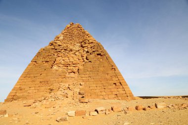 Afrika Sudan'daki napata karima antik piramitler çöl ortasında siyah firavunlar,