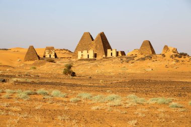 çöl ortasında siyah firavunlar, antik Afrika sudan meroe piramitleri
