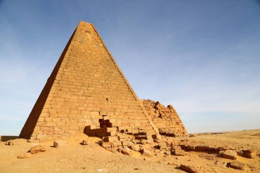 Afrika Sudan'daki napata karima antik piramitler çöl ortasında siyah firavunlar,