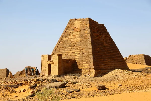 çöl ortasında siyah firavunlar, antik Afrika sudan meroe piramitleri