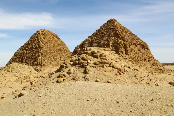 Afrika Sudan'daki napata karima antik piramitler çöl ortasında siyah firavunlar,