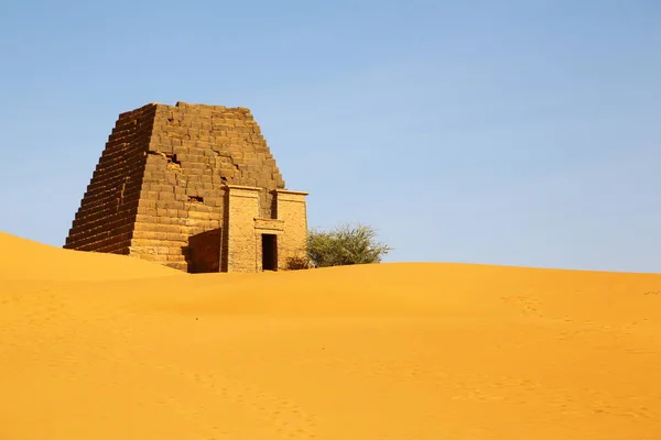 아프리카 Meroe에 Deser의 한가운데에 파라오의 피라미드 — 스톡 사진