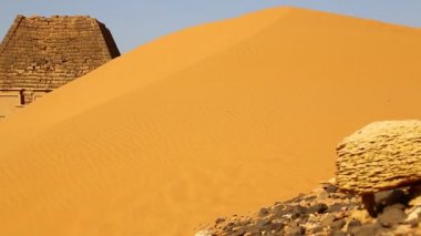 sahara Çölü'nde siyah Firavunlar antik tapınak yakın Tanımlanamayan kişi 