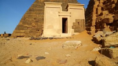 sahara Çölü'nde siyah Firavunlar antik tapınak yakın Tanımlanamayan kişi 