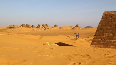 sahara Çölü'nde siyah Firavunlar antik tapınak yakın Tanımlanamayan kişi 