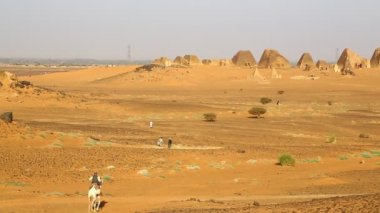 sahara Çölü'nde siyah Firavunlar antik tapınak yakın Tanımlanamayan kişi 