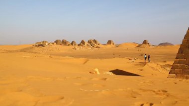 sahara Çölü'nde siyah Firavunlar antik tapınak yakın Tanımlanamayan kişi 