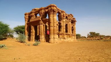 sahara Çölü'nde siyah Firavunlar antik tapınak yakın Tanımlanamayan kişi 