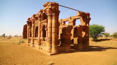 sahara Çölü'nde siyah Firavunlar antik tapınak yakın Tanımlanamayan kişi 