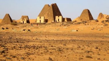 sahara Çölü'nde siyah Firavunlar antik tapınak yakın Tanımlanamayan kişi 