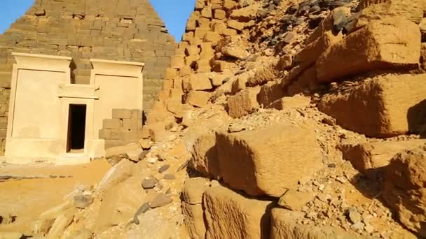 Orang Tak Dikenal Dekat Kuil Antik Firaun Hitam Padang Pasir — Stok Video