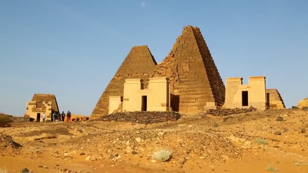 Oidentifierade Personer Nära Antika Tempel Svarta Faraonerna Saharaöknen — Stockvideo