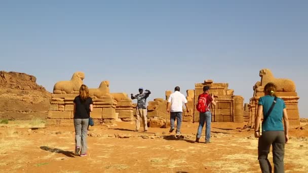 Persone Non Identificate Vicino All Antico Tempio Dei Faraoni Neri — Video Stock