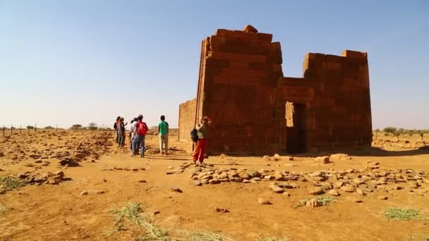 Neznámých Lidí Blízkosti Starožitný Chrám Černých Faraonů Poušti Sahara — Stock video