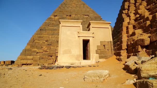 Orang Tak Dikenal Dekat Kuil Antik Firaun Hitam Padang Pasir — Stok Video