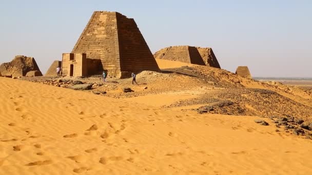 Неопознанные Люди Возле Античного Храма Черных Фараонов Пустыне Сахара — стоковое видео
