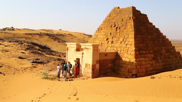 Personas Identificadas Cerca Del Antiguo Templo Los Faraones Negros Desierto — Vídeos de Stock