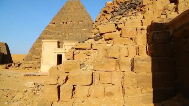 Oidentifierade Personer Nära Antika Tempel Svarta Faraonerna Saharaöknen — Stockvideo