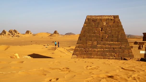 Neznámých Lidí Blízkosti Starožitný Chrám Černých Faraonů Poušti Sahara — Stock video