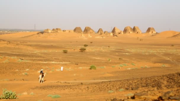 Personas Identificadas Cerca Del Antiguo Templo Los Faraones Negros Desierto — Vídeo de stock