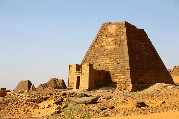 çöl ortasında siyah firavunlar, antik Afrika sudan meroe piramitleri