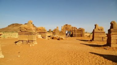 sahara Çölü'nde siyah Firavunlar antik tapınak yakın Tanımlanamayan kişi 