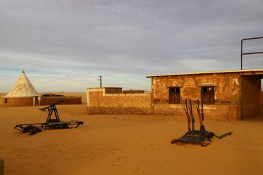 Afrika Sudan çölde eski altı ve onun boş binalar İstasyonu