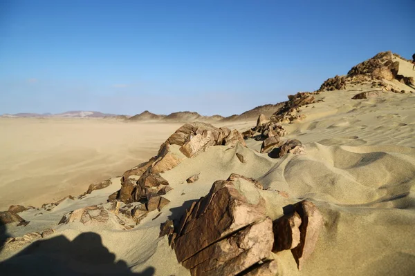 Medio Roca Del Desierto Pista Como Concepto Tierra Salvaje Naturaleza — Foto de Stock