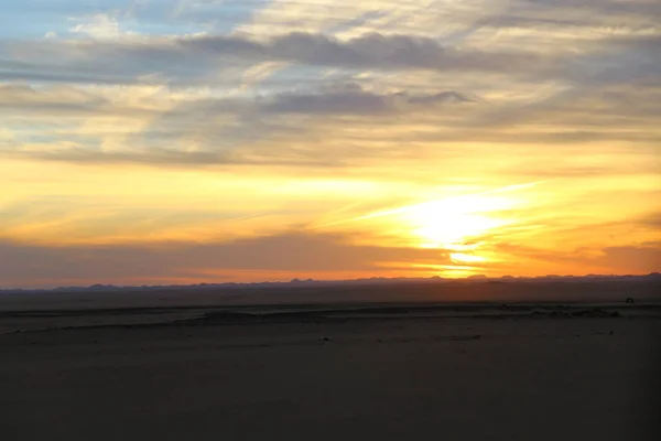 Красивый Живописный Восход Солнца Посреди Пустыни — стоковое фото